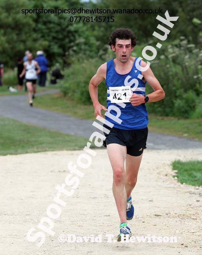 Thomas Straughan (Morpeth Harriers) wins the Tynedale 10k Road Race. Photo: David T. Hewitson/Sports for All Pics